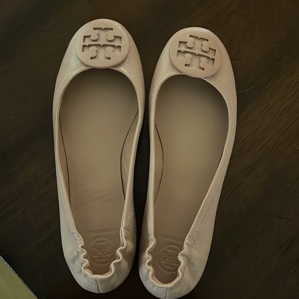 New never worn Tory Burch Ballet flat in Cream